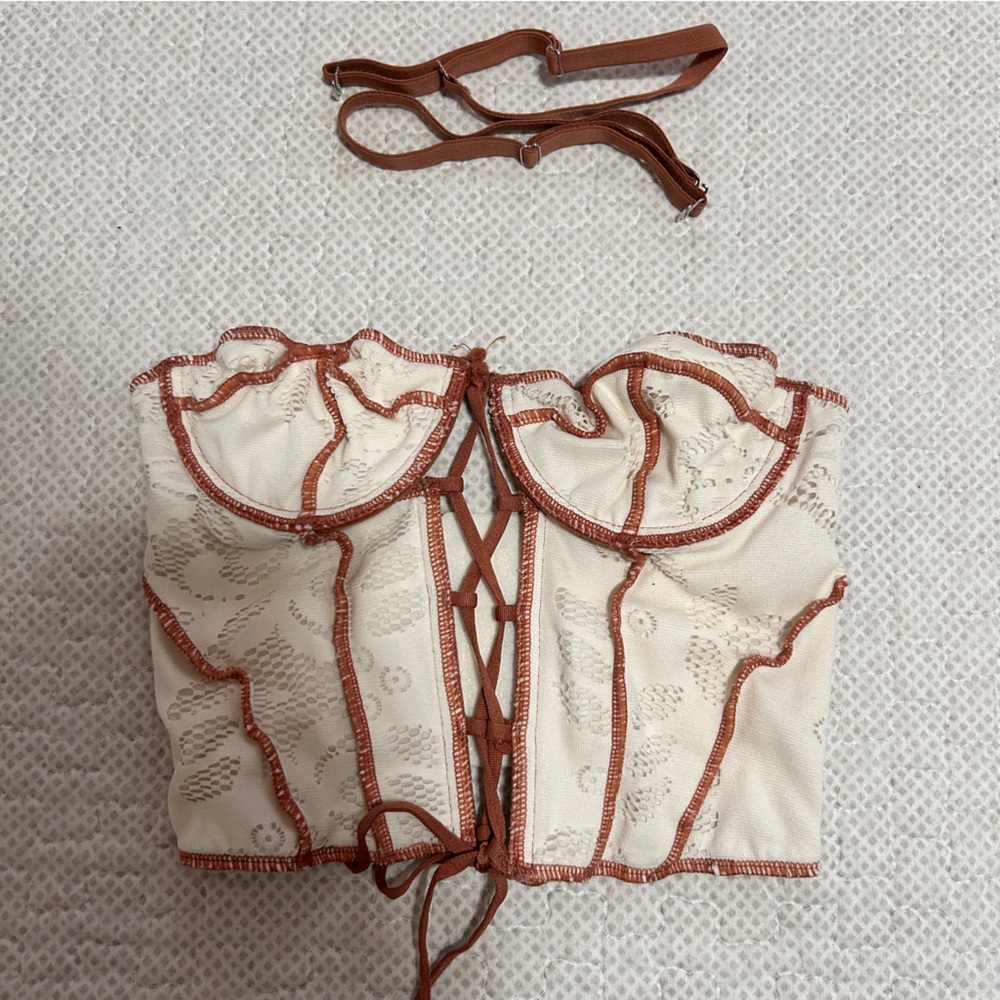 Out From Under Amour Lace Lace-Up Corset - Picture 6 of 6